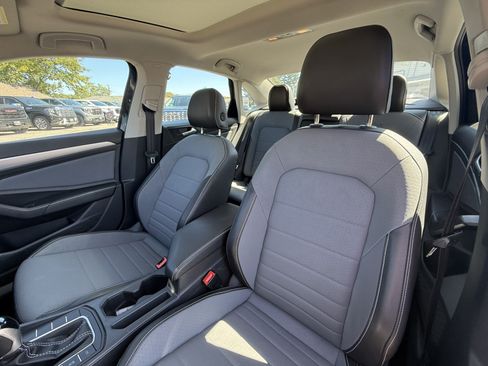 Used 2025 Volkswagen Jetta SE FWD image 10