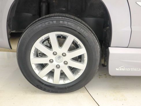 Used 2015 Chrysler Town & Country Touring FWD image 34