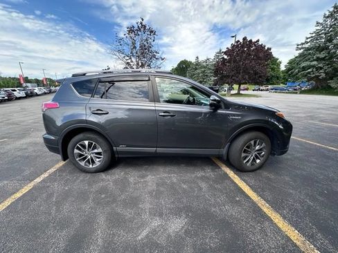 Used 2018 Toyota RAV4 XLE AWD/4WD image 2