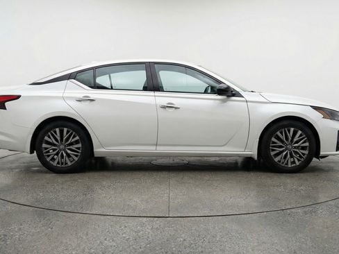 Used 2025 Nissan Altima 2.5 SV FWD image 11