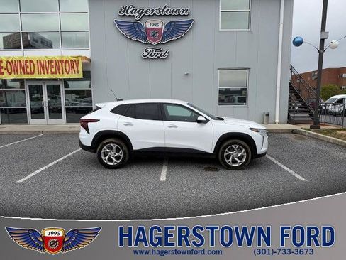 Used 2025 Chevrolet Trax LS w/ LS Convenience Package FWD image 1