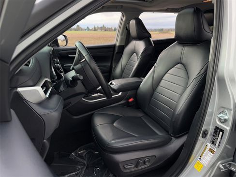 Certified 2023 Toyota Highlander XLE image 9