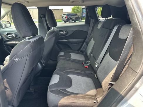 Used 2014 Jeep Cherokee Latitude w/ Cold Weather Group AWD/4WD image 12