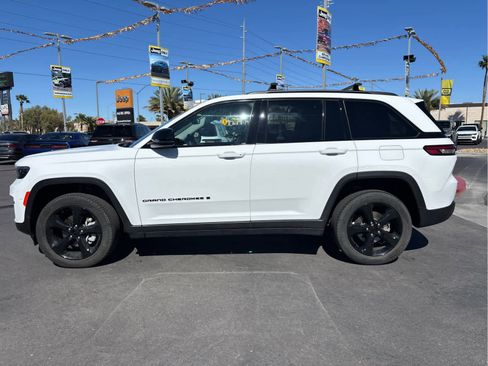 Used 2023 Jeep Grand Cherokee Limited w/ Black Appearance Package image 8