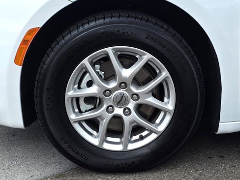 Certified 2023 Chrysler Voyager LX image 9