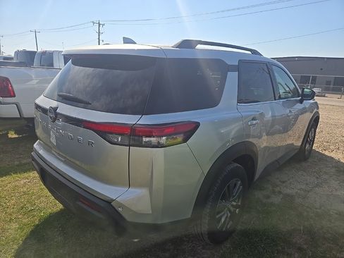 Used 2025 Nissan Pathfinder SV image 3