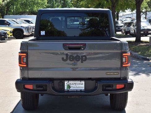 Used 2023 Jeep Gladiator Sport image 9