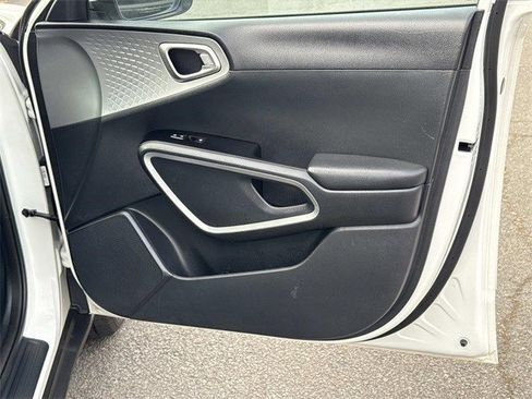 Used 2022 Kia Soul LX image 8