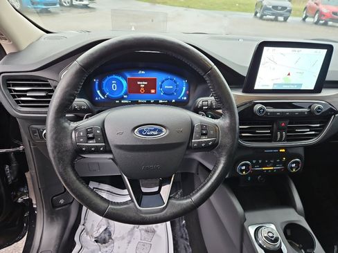 Used 2020 Ford Escape Titanium image 10