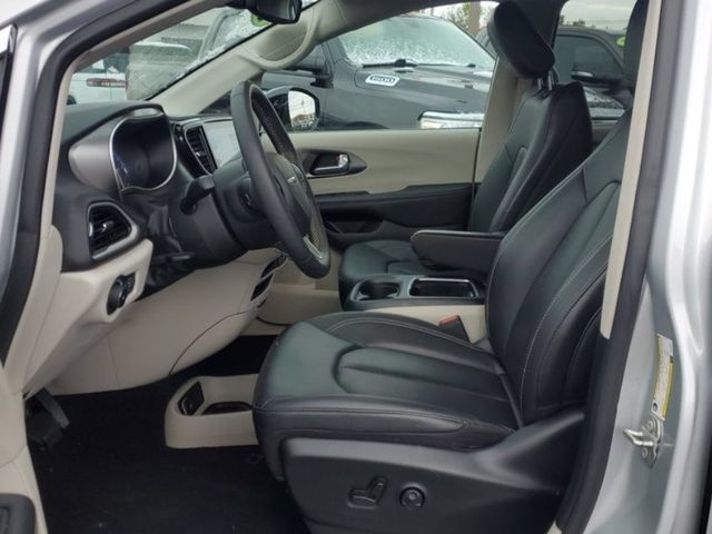 Used 2024 Chrysler Pacifica Touring-L FWD image 5