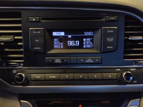 Used 2017 Hyundai Elantra SE image 25