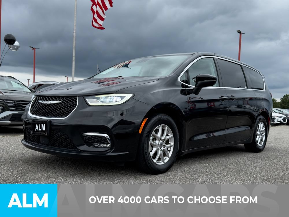 Used 2023 Chrysler Pacifica Touring-L FWD image 2