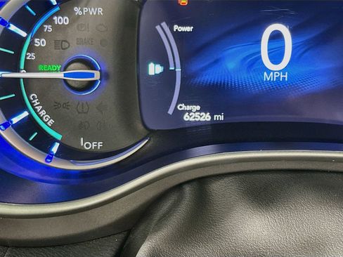 Used 2023 Chrysler Pacifica Touring-L FWD image 13