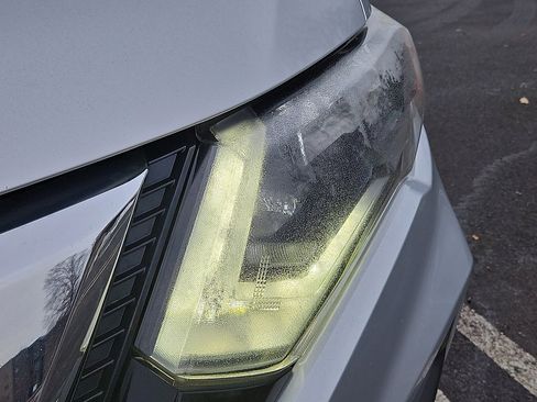 Certified 2018 Nissan Rogue SV image 6