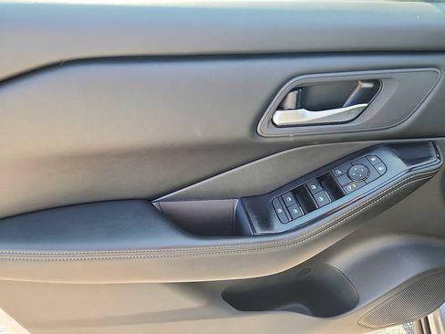 Used 2025 Nissan Rogue SV FWD image 12