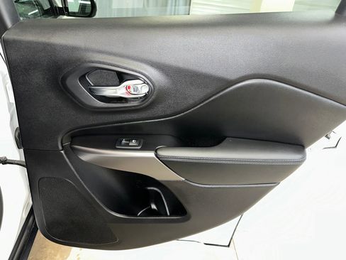 Used 2020 Jeep Cherokee Latitude Plus w/ Cold Weather Group image 24