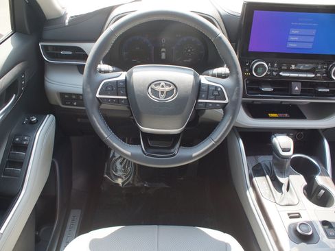 Used 2026 Toyota Highlander Limited AWD/4WD image 5