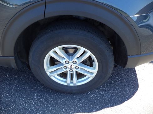 Used 2022 Ford Explorer XLT w/ Equipment Group 202A image 4