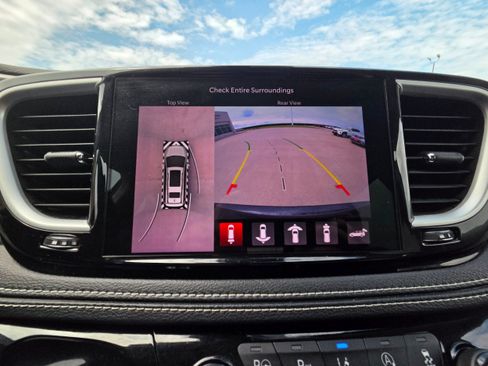 Used 2022 Chrysler Pacifica Touring-L w/ Uconnect Theater Family Group AWD/4WD image 15
