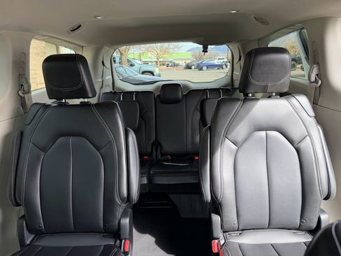 Used 2023 Chrysler Pacifica Touring-L image 15