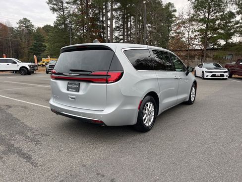 Used 2024 Chrysler Pacifica Touring-L image 5