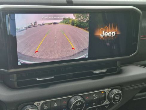 Used 2024 Jeep Wrangler Unlimited Rubicon w/ Convenience Group AWD/4WD image 12