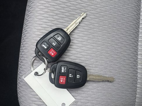 Used 2014 Toyota Corolla LE image 12