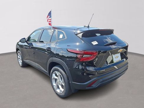 New 2026 Chevrolet Trax LS w/ LS Convenience Package FWD image 3