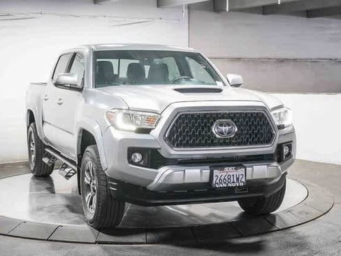 Used 2019 Toyota Tacoma TRD Sport w/ Technology Package image 2