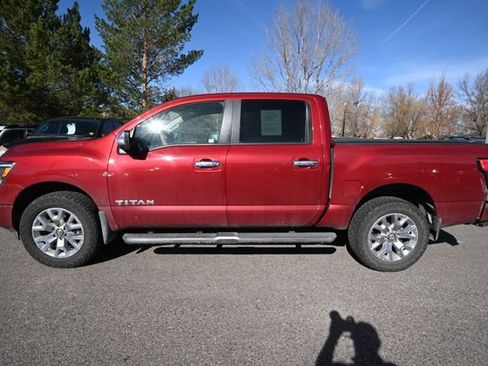 Used 2021 Nissan Titan SL image 2