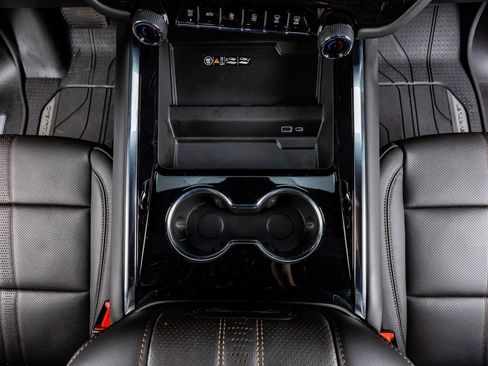 Used 2025 Chevrolet Suburban High Country image 28