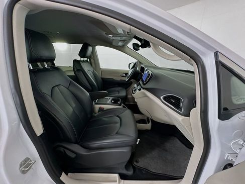 Used 2024 Chrysler Pacifica Touring-L image 27