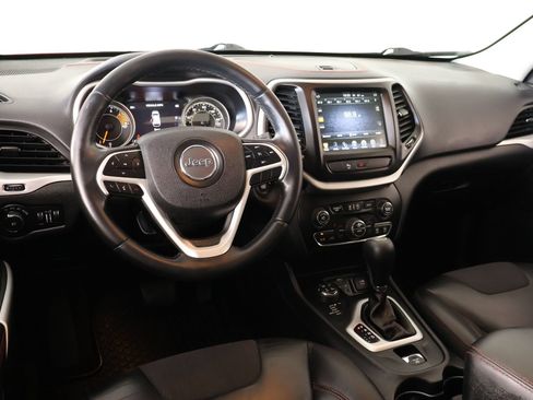 Used 2018 Jeep Cherokee Trailhawk AWD/4WD image 2