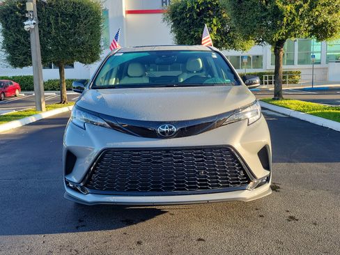 Used 2026 Toyota Sienna XSE FWD image 4