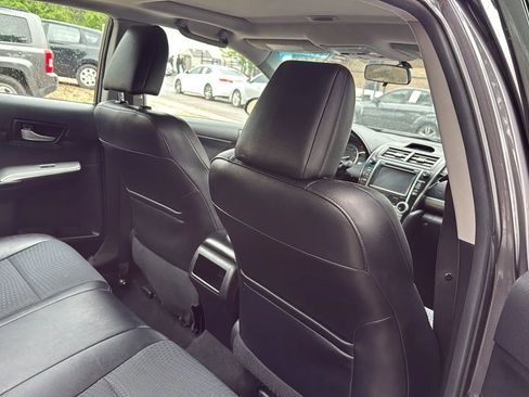 Used 2014 Toyota Camry SE w/ Moonroof Package FWD image 17
