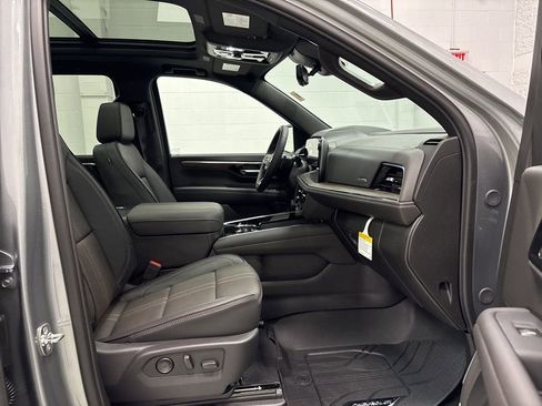 New 2026 Chevrolet Suburban High Country w/ Sun And Tow Package AWD/4WD image 31