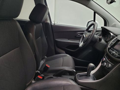 Used 2022 Chevrolet Trax LT w/ LT Convenience Package image 21