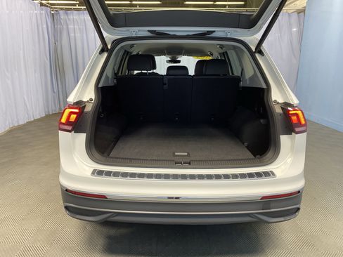 Used 2024 Volkswagen Tiguan SE image 32