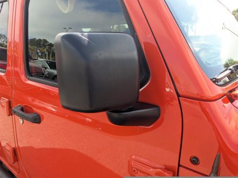 Used 2018 Jeep Wrangler Unlimited Sahara image 12