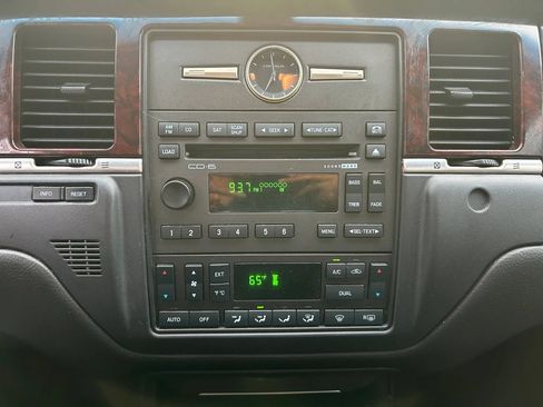 Used 2009 Lincoln Town Car Signature Limited RWD image 22