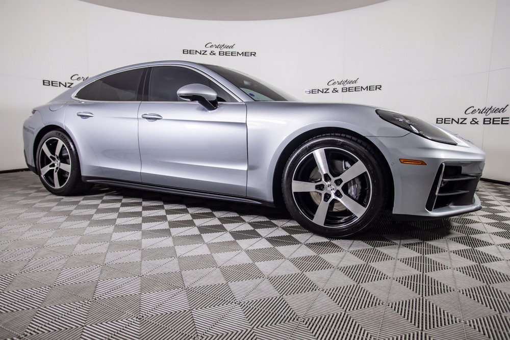 Used 2024 Porsche Panamera image 2