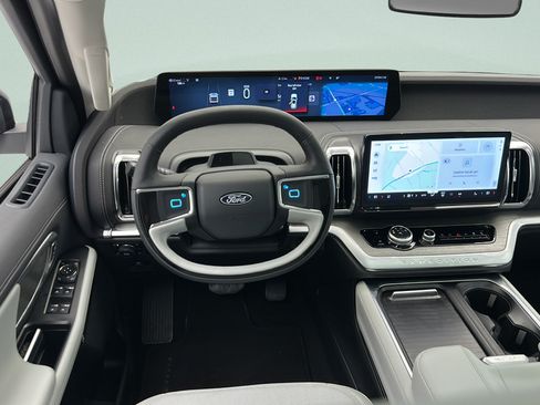 Used 2025 Ford Expedition Platinum AWD/4WD image 11