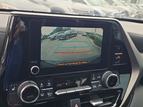 Used 2023 Toyota Highlander XLE image 26