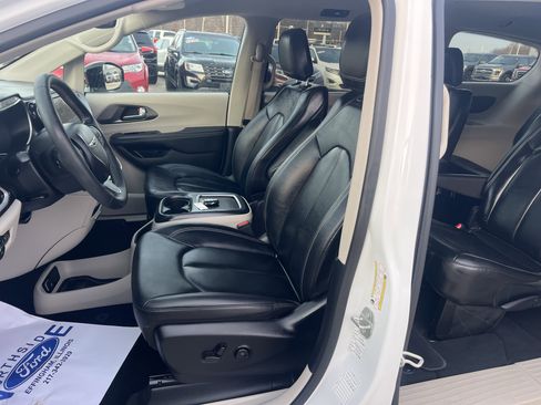 Used 2024 Chrysler Pacifica Touring-L image 12