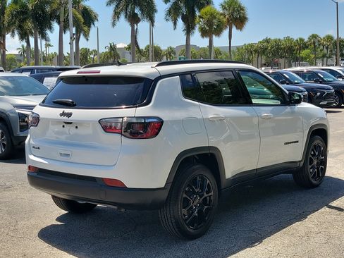 Used 2025 Jeep Compass Latitude w/ Altitude Special Edition AWD/4WD image 3