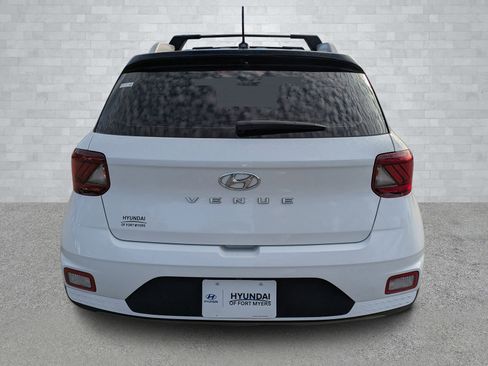 Used 2023 Hyundai Venue Limited image 6