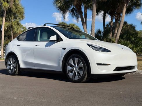 Used 2022 Tesla Model Y Long Range image 15