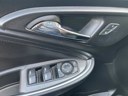 Used 2019 Chevrolet Malibu LT w/ Leather Package FWD image 11