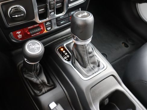 Used 2025 Jeep Wrangler Unlimited Rubicon AWD/4WD image 30