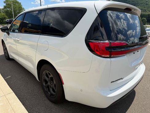 Used 2024 Chrysler Pacifica Limited FWD image 2